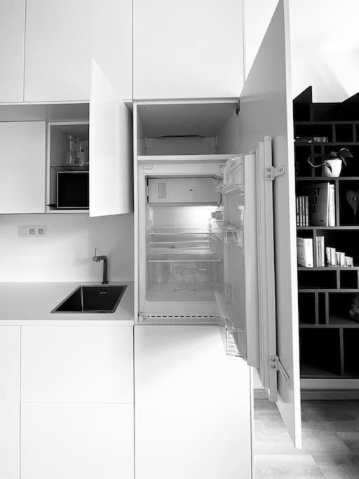 New Studio In Quiet Part Of The City Center Bratislava Bagian luar foto